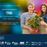 Sobre fundo colorido fotografia de uma jovem e um jovem segurando um vaso com flores. Texto: 42ª Aniversário da CITE Apresentação do projeto Igual PRO. Data e Local do evento. Logo EEA Grants, Operado do Programa, entidade promotora e parceiros