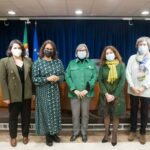 Fotografia de grupo com Secretária de Estado e Assessora, Presidente da CIG e Presidente e representante da AMPLOS