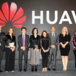 Responsáveis e membros do júri posam. em fundo, marca huawei