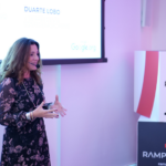 Presidente da CIG Sandar Ribeiro fala em palco na sessão de lançamento do programa Rampa Digital