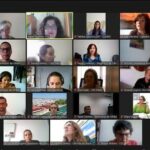 Mosaico de janelas com várias pessoas, em conversação online