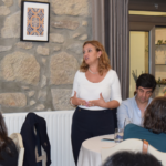 Mulher a discursar num encontro realizado num restaurante