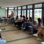 Mulher a dar formação a um grupo