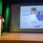 Mulher a discursar no púlpito