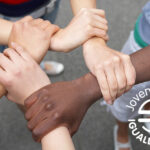 Logo do prémio e imagem de braços entrelaçados de vários jovens