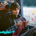 Imagem de um homem a fazer croché