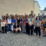 Fotografia de grupo com os vários participantes no encontro