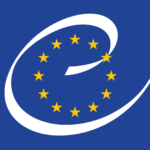 12 estrelas amarelas em círculo sobre fundo azul. letra c a branco