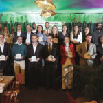 Fotografia de grupo com as entidades premiadas