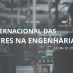 mulher de costas trabalha num computador