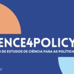 Imagem com fundo azul, um semicírculo laranja no canto superior esquerdo e um quarto de círculo azul-claro no canto inferior direito, com o texto "SCIENCE4POLICY-25”. "CONCURSO DE ESTUDOS DE CIÊNCIA PARA AS POLÍTICAS PÚBLICAS". Logotipos da PLANAPP no canto superior direito, e do PRR - Plano de Recuperação e Resiliência, da República Portuguesa e da União Europeia na parte inferior esquerda.