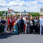 Fotografia de grupo no exterior