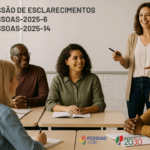 várias pessoas sentadas à volta de uma mesa, escutam uma mulher que, em pé, dá formação.