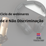 microfone, auscultadores e computador portátil.