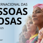 várias mulheres lado a lado olham para o horizonte