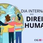 Do lado esquerdo, um grupo com dois homens e duas mulheres olham para o planeta Terra, do lado direito a frase Dia Internacional dos Direitos Humanos, 10 dezembro 2025, na base o logo da CIG
