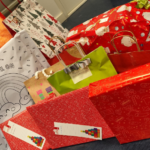 presnetes de natal com embrulhos de vários formatos e cores